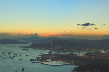 2 Temmuz 2012 Taşkesiciler Köprüsü Taşkesiciler Adası 'nı konteyner terminaline bağladı