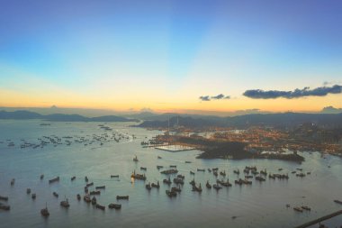 2 Temmuz 2012 Taşkesiciler Köprüsü Taşkesiciler Adası 'nı konteyner terminaline bağladı