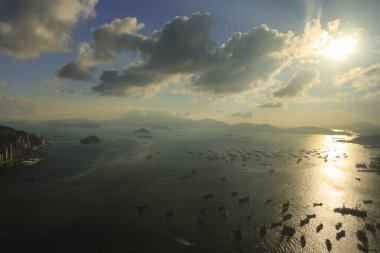 2 Temmuz 2012 Batı Kowloon, Hong Kong 'da deniz manzaralı günbatımında