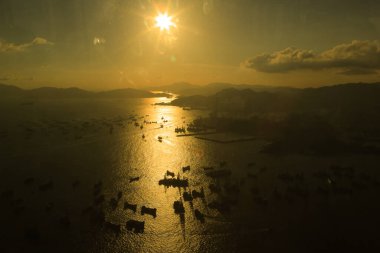 2 Temmuz 2012 Batı Kowloon, Hong Kong 'da deniz manzaralı günbatımında