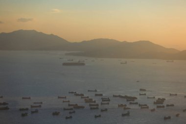 2 Temmuz 2012 Batı Kowloon, Hong Kong 'da deniz manzaralı günbatımında