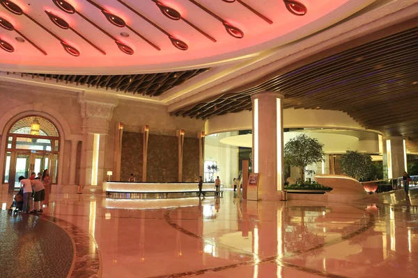 Interior Del Casino Del Hotel Ciudad Con Juegos Luz Colores — Foto de Stock