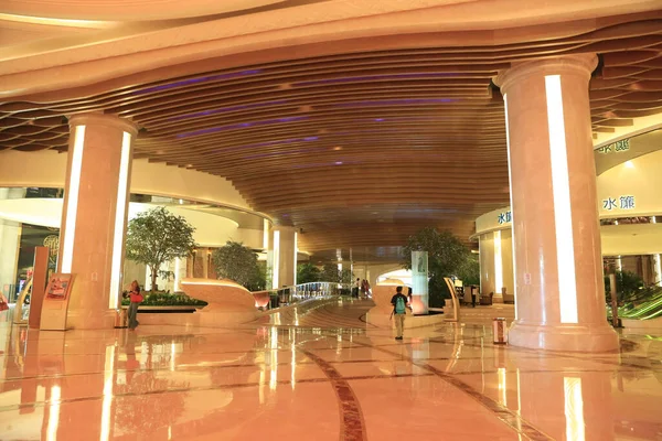 カラフルな光のゲームと都市のホテルのカジノのインテリア 2012年7月4日 — ストック写真