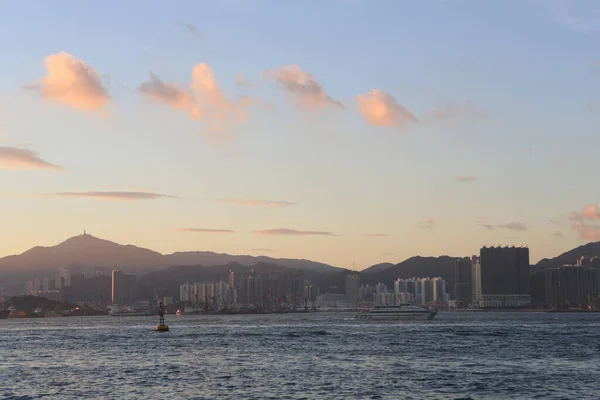2012年7月4日香港島の西側から見るビクトリア港 — ストック写真