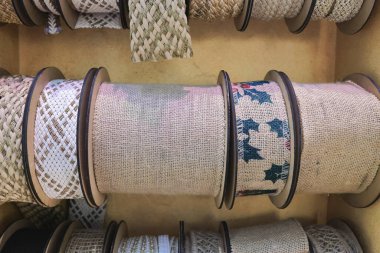 Dükkanda izole edilmiş bir bant ya da kurdele rulosu.