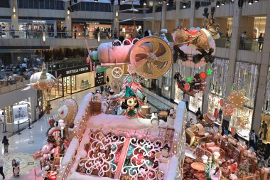Tarihi alışveriş merkezindeki Noel süsleri, hk 29 Kasım 2022