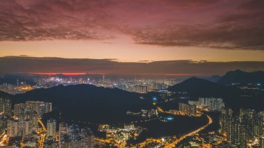 Gece fotoğrafı. Tseung Kwan O şehri. 4 Nisan 2022