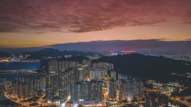 Gece fotoğrafı. Tseung Kwan O şehri. 4 Nisan 2022