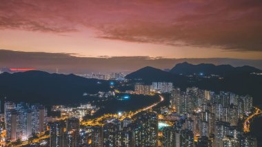 Gece fotoğrafı. Tseung Kwan O şehri. 4 Nisan 2022