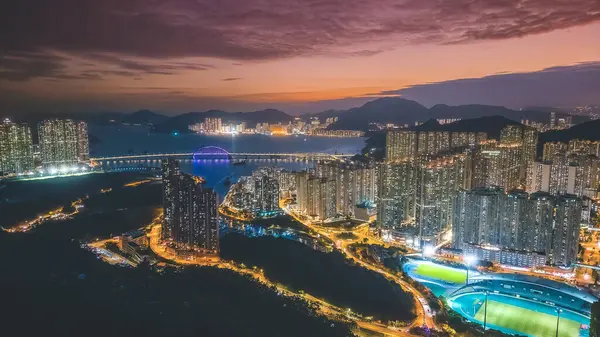 Gece fotoğrafı. Tseung Kwan O şehri. 4 Nisan 2022