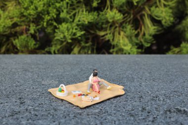 Parkta piknik yapan çift, parkta piknik yapan çift.