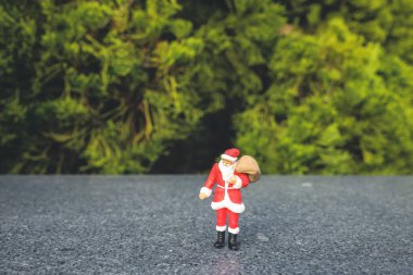 Noel Baba figürünün dışarıdaki eğlencesi.