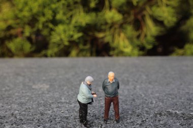 Park 'taki yaşlılık emekli figürü.