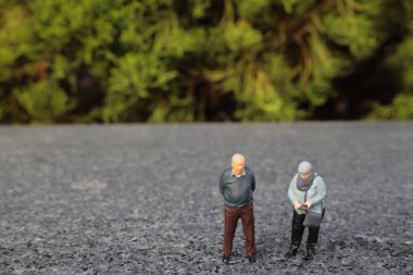 Park 'taki yaşlılık emekli figürü.