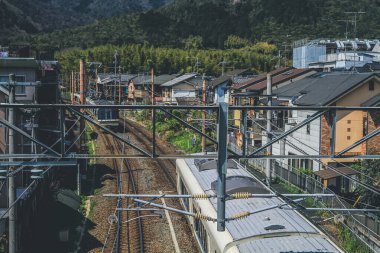 12 Nisan 2012 Arashiyama, Kyoto, Japonya Demiryolu