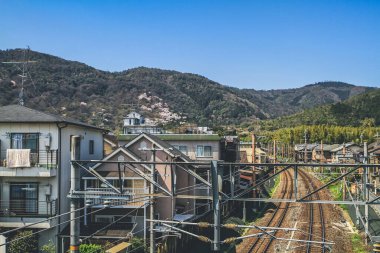 12 Nisan 2012 Arashiyama, Kyoto, Japonya Demiryolu
