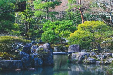 12 Nisan 2012 'de Silver Pavilion' daki gölette.