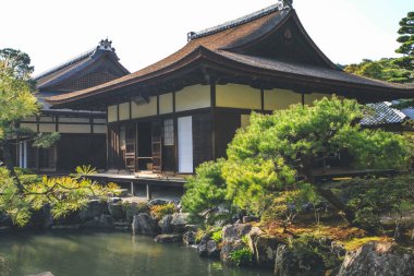 12 Nisan 2012 'de Silver Pavilion' daki gölette.