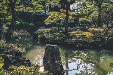 12 Nisan 2012 'de Silver Pavilion' daki gölette.