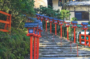 Kifune Tapınağı 'nda geleneksel kırmızı ışık direği, Kyoto 12 Nisan 2012