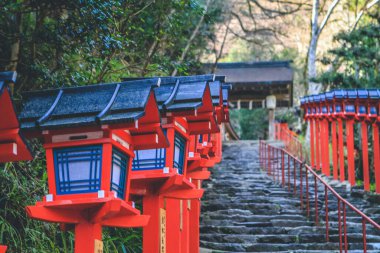 Kifune Tapınağı 'nda geleneksel kırmızı ışık direği, Kyoto 12 Nisan 2012