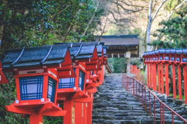 12 Nisan 2012 Kırmızı ışık direkleri merdiven girişine devam etti, Kifune Tapınağı