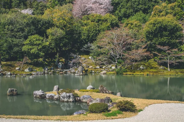 Japonya, Kyoto Bölgesi, Kyoto, Tenryu Ji Tapınağındaki Sogen Gölü