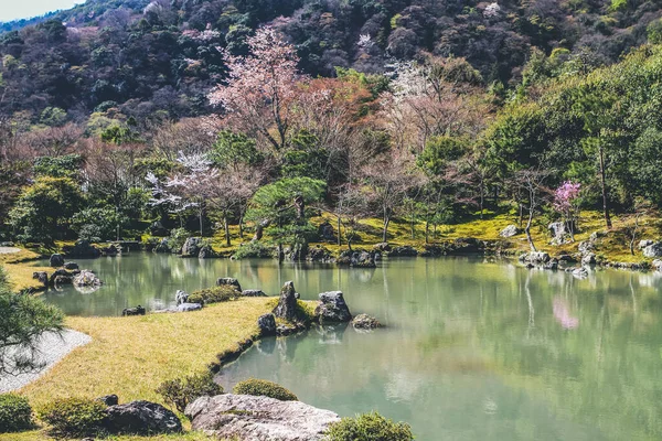a Japan, Kyoto Prefecture, Kyoto, Sogen Pond in Tenryu Ji temple