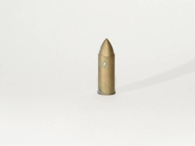 Mermi beyaza saplanmış, bronz tabanca mermisi beyaza saplanmış.