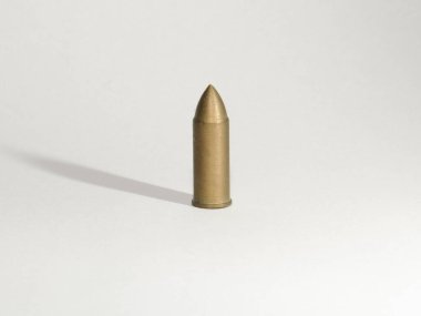 Mermi beyaza saplanmış, bronz tabanca mermisi beyaza saplanmış.