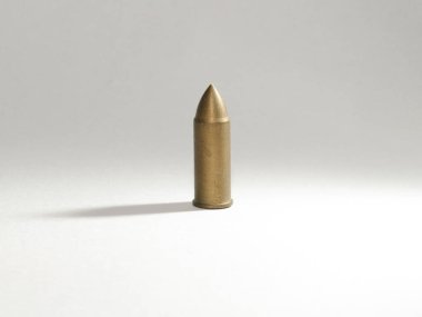 Mermi beyaza saplanmış, bronz tabanca mermisi beyaza saplanmış.