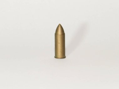 Mermi beyaza saplanmış, bronz tabanca mermisi beyaza saplanmış.