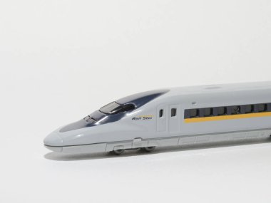 6 Kasım 2012 Modern yüksek hız treni beyazda izole edildi