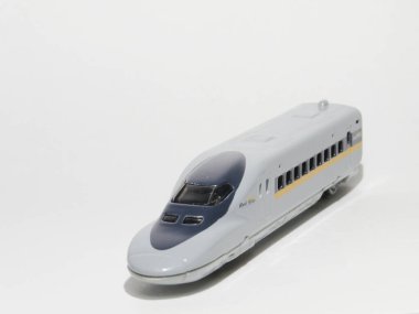 6 Kasım 2012 Modern yüksek hız treni beyazda izole edildi