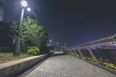 Batı Kowloon rıhtımının gece görüşü 8 Aralık 2022