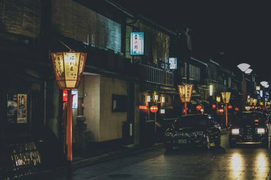 12 Nisan 2012 Dar arka sokak Renkli cadde Gion ilçesinde gece