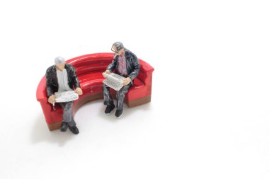 Gazete okuyan bir adam figürü.