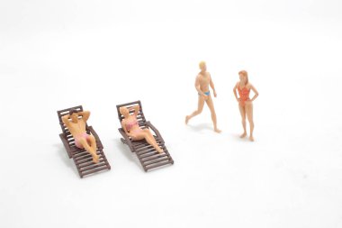 Küçük şekilli bir plaj sandalyesi.