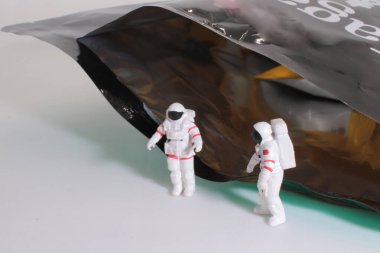 Paketin dışındaki mini astronot.