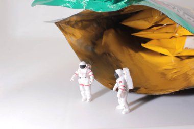 Paketin dışındaki mini astronot.