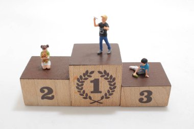 Çocukların mini figürü, eğitim ve okuma kavramı.