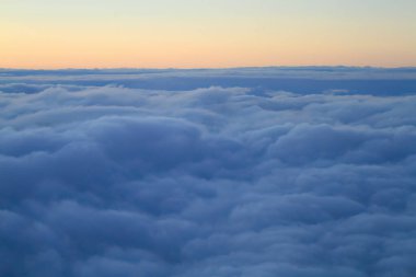Gün batımında bir uçuş. Uçaktan kabin görüntüsü