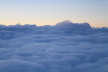Uçak penceresinden bulutlar ve gökyüzü