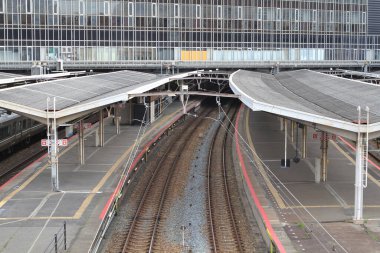 13 Nisan 2012 'de Shin Osaka İstasyonu' nda tren bekliyor.