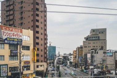 13 Nisan 2012 'de Shin Osaka İstasyonu' nda tren bekliyor.