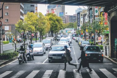 13 Nisan 2012 'de Shin Osaka İstasyonu' nda tren bekliyor.