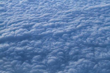 Gün batımında bir uçuş. Uçaktan kabin görüntüsü