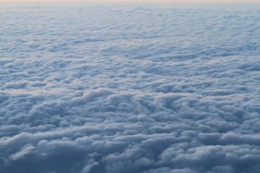 Gün batımında bir uçuş. Uçaktan kabin görüntüsü