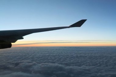 Gün batımında bir uçuş. Uçaktan kabin görüntüsü