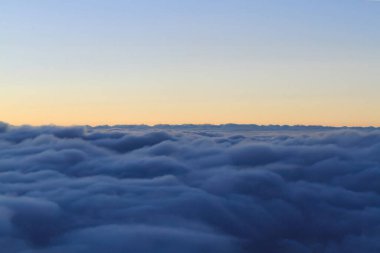Gün batımında bir uçuş. Uçaktan kabin görüntüsü